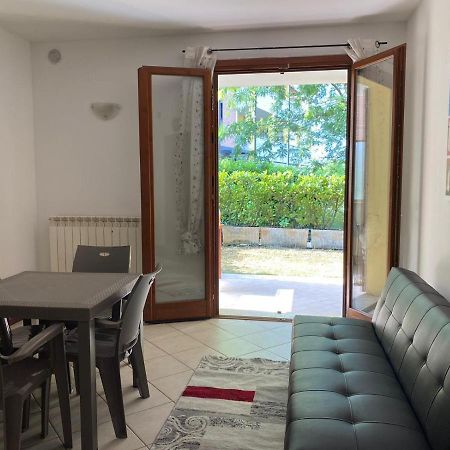 Appartamento Il Faro Con Giardino In Residence Con Piscina Дезенцано-дель-Гарда Экстерьер фото
