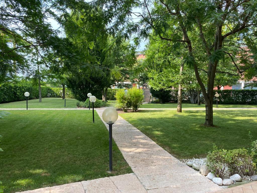 Appartamento Il Faro Con Giardino In Residence Con Piscina Дезенцано-дель-Гарда Экстерьер фото